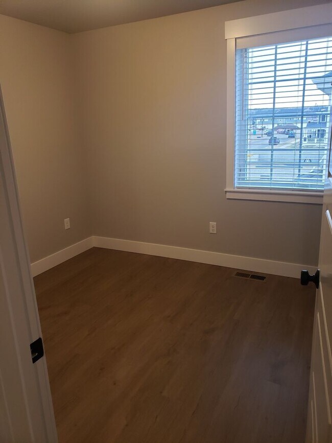 Building Photo - Ravishing 2 bed 2 1/2 bath home in Annafeld Subdivion