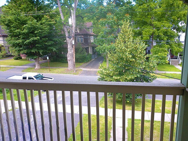 Foto del edificio - Spacious 3 Bedroom With Beautiful Front Po...