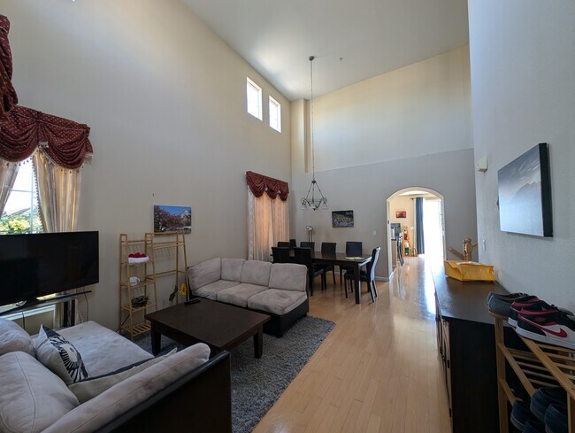 Building Photo - 457 Accacia St