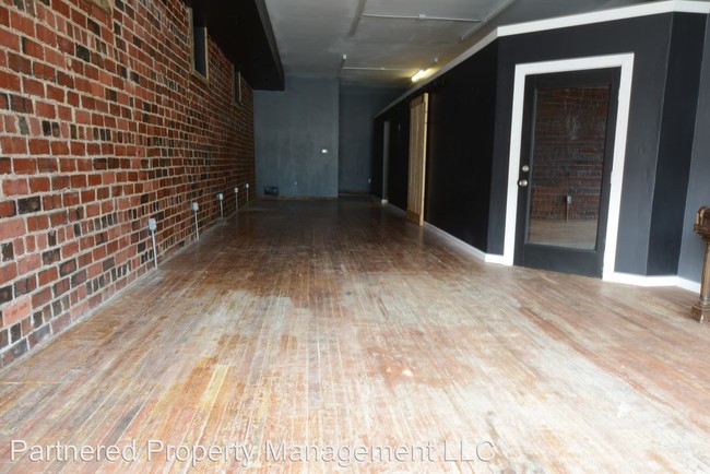 Building Photo - 170 N Main St