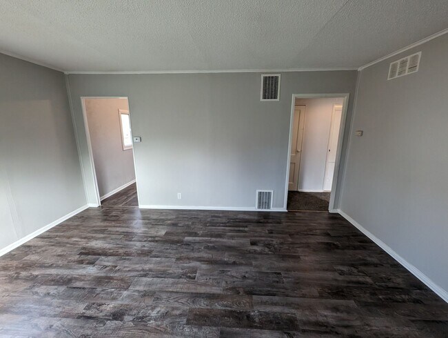 Building Photo - 2 bedroom 1 bath home. NOW ACCEPTING SECTI...
