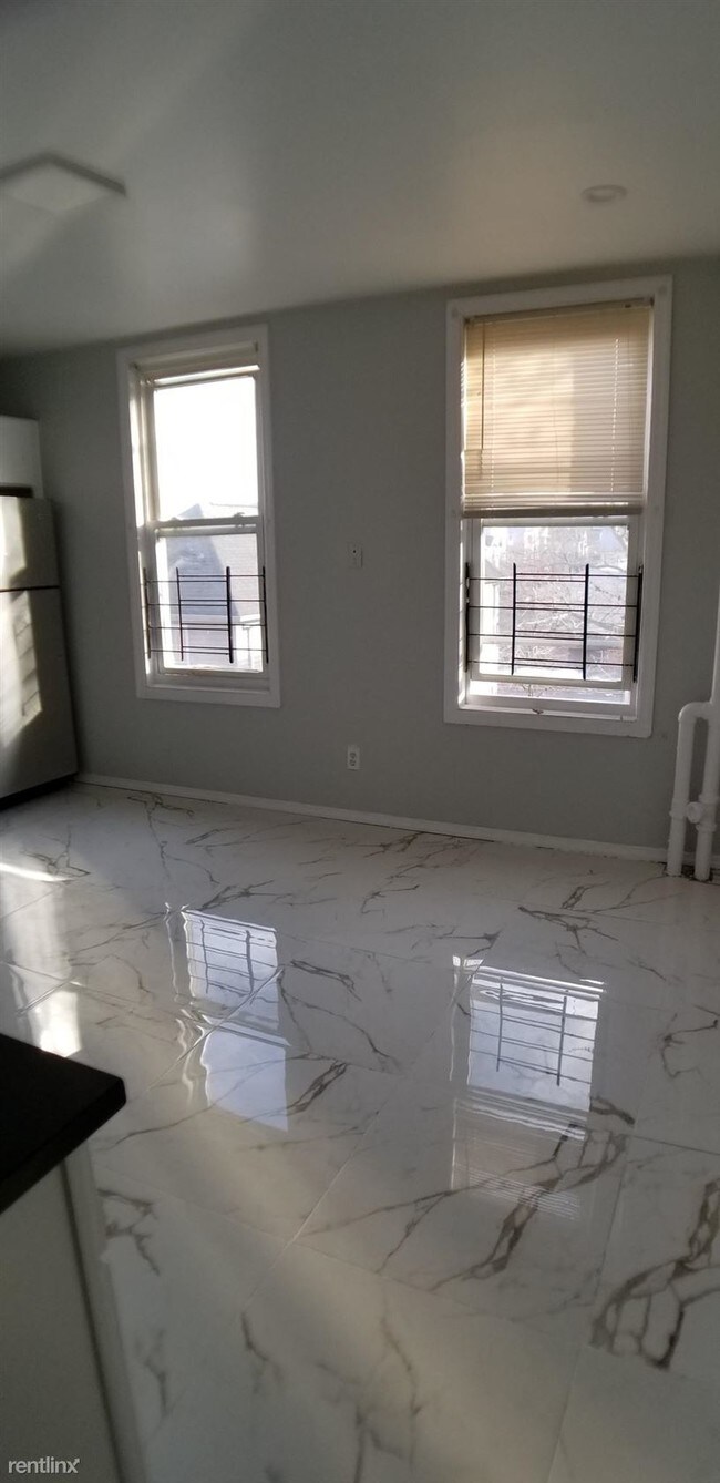 Building Photo - 2 br, 1 bath  - 98 N 13th St Apt 3