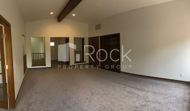 Foto del edificio - Large 3-Bedroom with Vaulted Ceilings