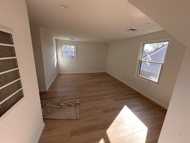 Building Photo - 947 Benris Ave