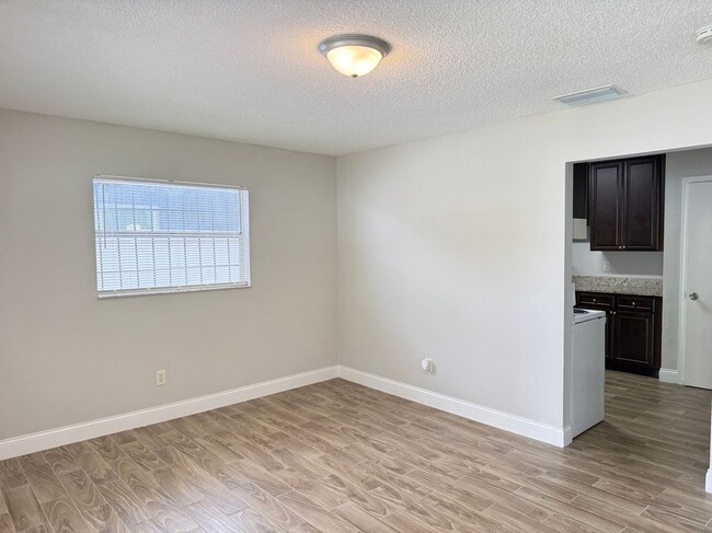 Foto del edificio - 1405 Nieuport Ln