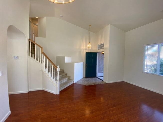 Building Photo - Spacious & Nice!