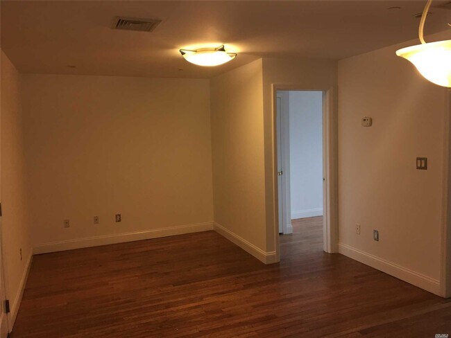 Foto del edificio - 104-65 Roosevelt Ave