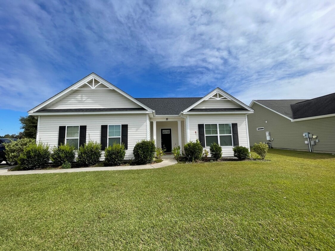 Primary Photo - 3/2 with a great layout and new flooring o...