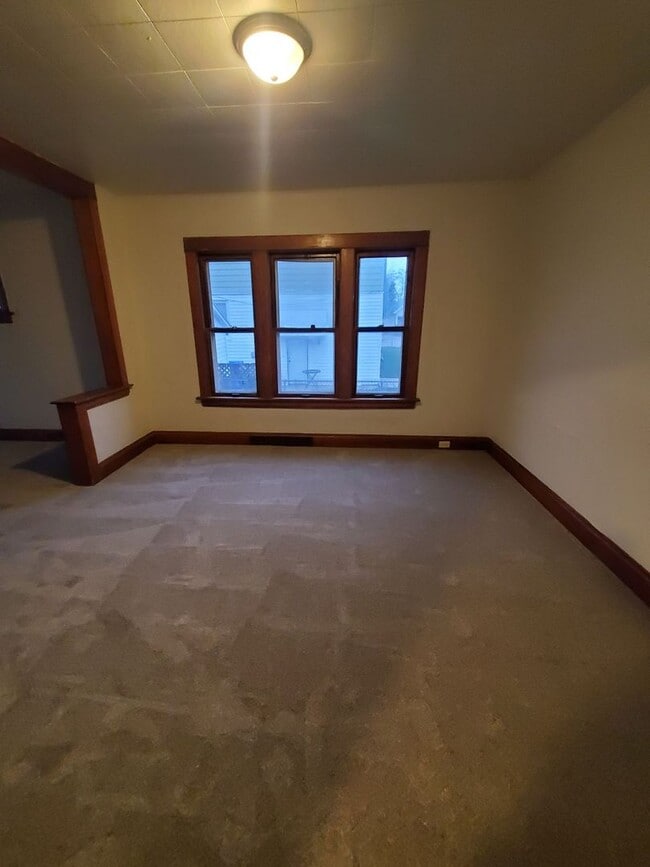 Building Photo - 3 Bedroom 1.5 bathroom Single Family