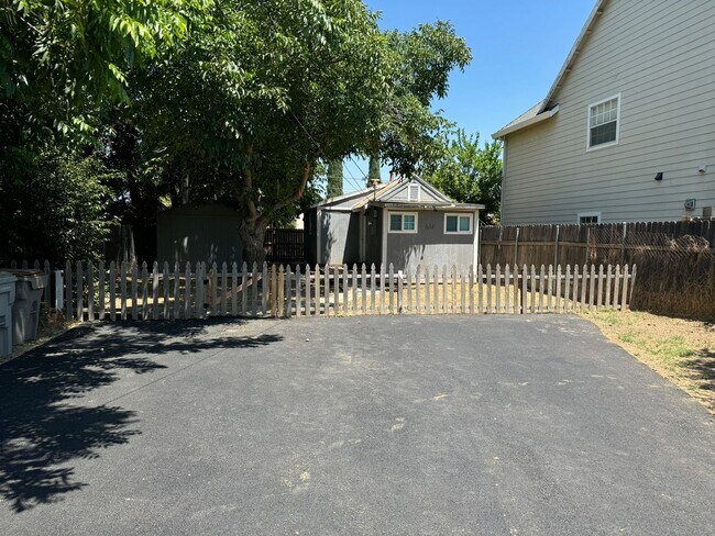 Building Photo - 1 Bedroom 1 Bath Home with a Large Outdoor...