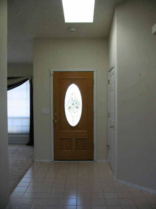 Building Photo - BEAUTIFUL 3 BEDROOM 2 BATH HOUSE LOCATED I...