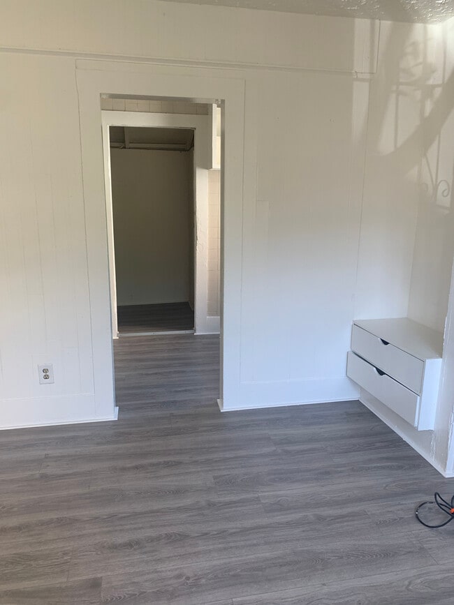 Building Photo - 533 E Lomita Ave
