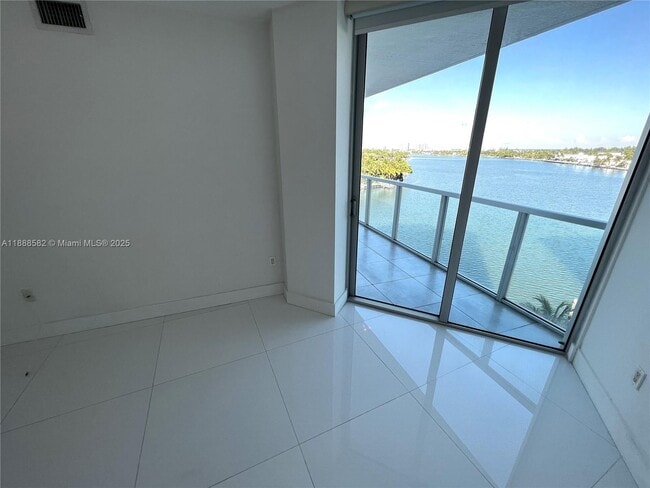 Foto del edificio - 6700 Indian Creek Dr
