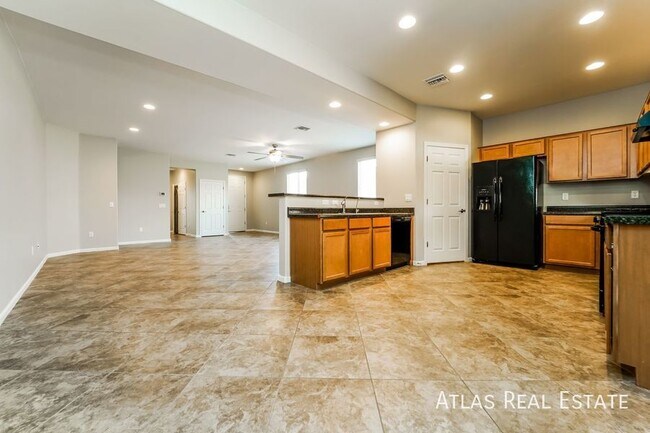 Building Photo - **  SKIP THE DEPOSIT ** 4 BD / 2 BATH Sout...