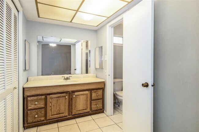 Building Photo - 10419 Towneview Dr