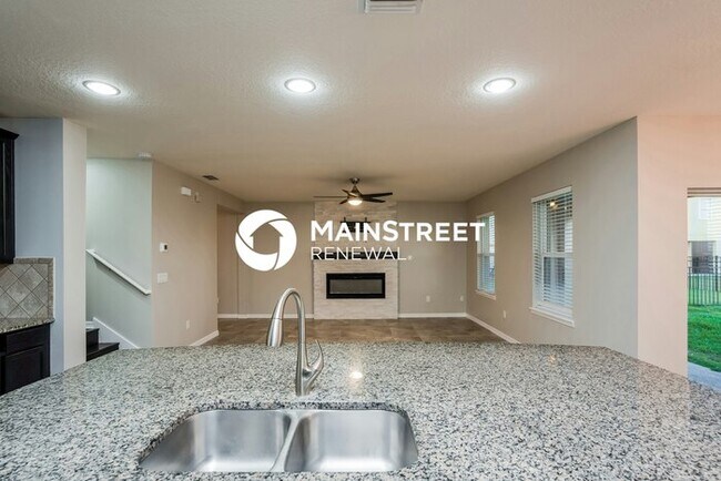 Foto del edificio - 4 Bedroom Pet-Friendly Home in Ruskin, FL with Main Street Renewal