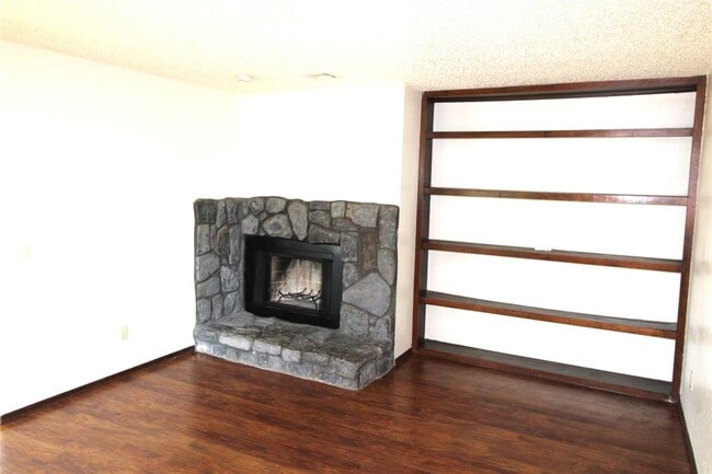 Building Photo - 316 Falcon Ct