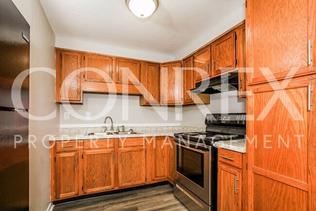 Building Photo - Charming 3 Bedroom with Fenced Backyard!