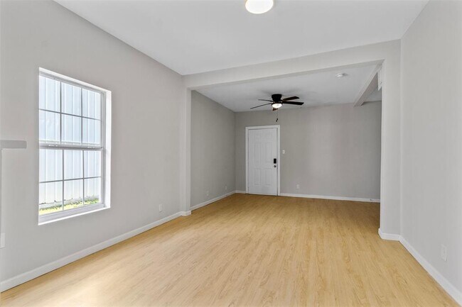 Building Photo - 405 Medina St