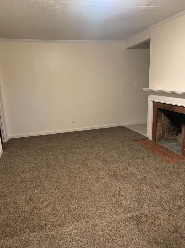 Foto del edificio - 2 bedroom house in Midtown accross the street from Denton Park!