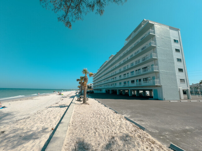 Building Photo - Breathtaking Lower PH Beachfront 2/2 Condo