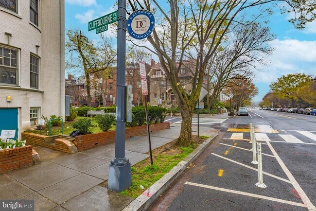 Foto del edificio - 2509 Cliffbourne Pl NW