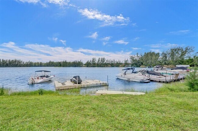 Foto del edificio - 4059 Crystal Lake Dr