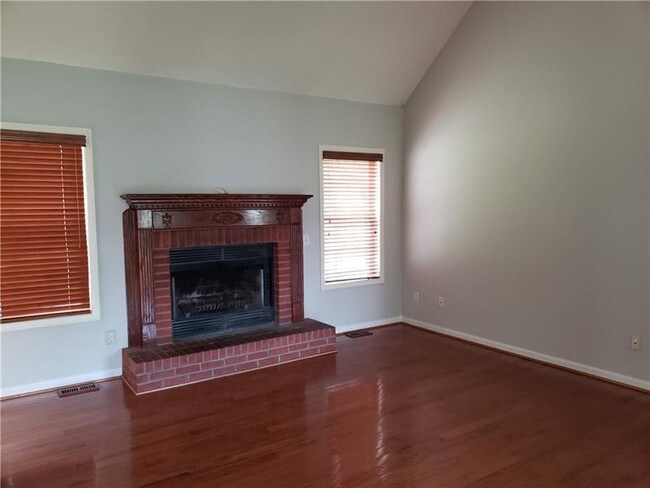 Building Photo - 2110 Clayburn Dr