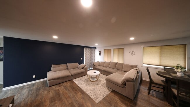 Building Photo - 3 Bed 2 Bath - Large Deck - Per Friendly -...