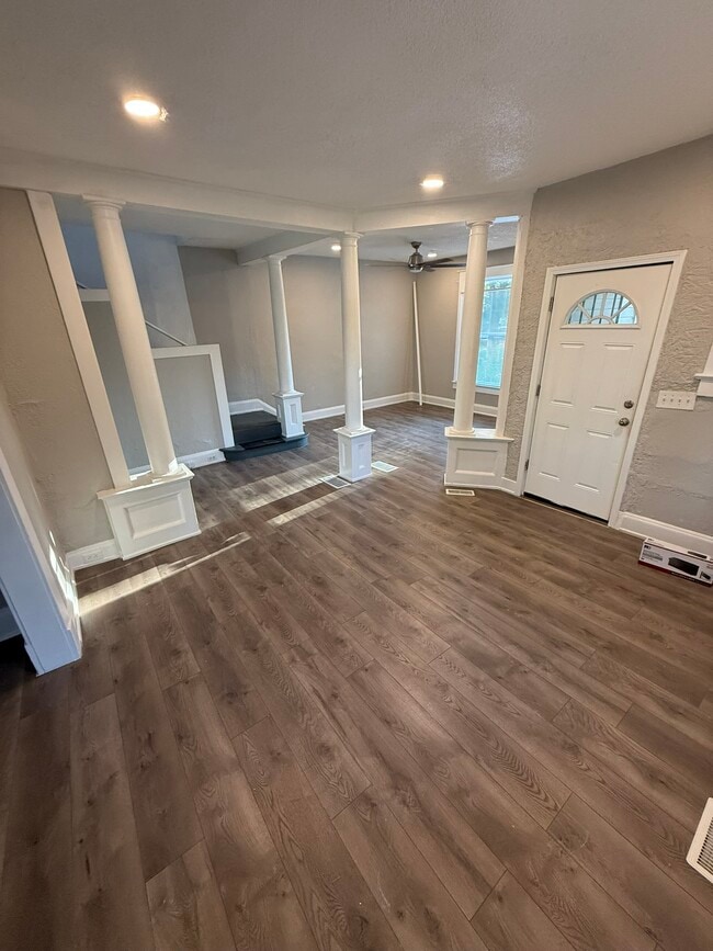 Building Photo - 659 Stebbins St