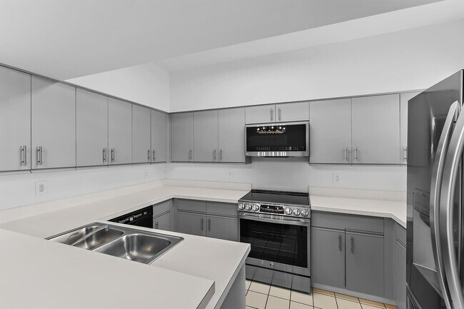 Building Photo - 2505 Fairway Dr N