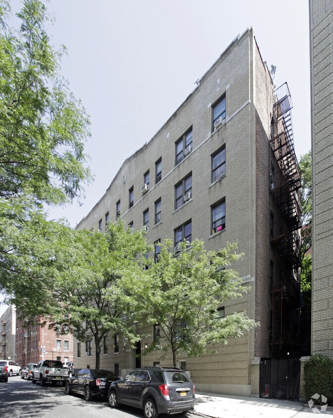 365 E 205th Street - 365 E 205th St