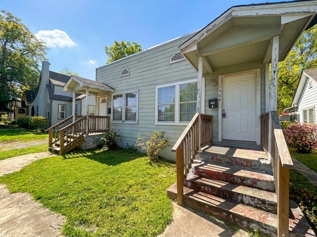 Foto del edificio - **APPLICATION RECEIVED** *MOVE IN SPECIAL* Charming Highland Park Duplex — Cozy City Living in th...