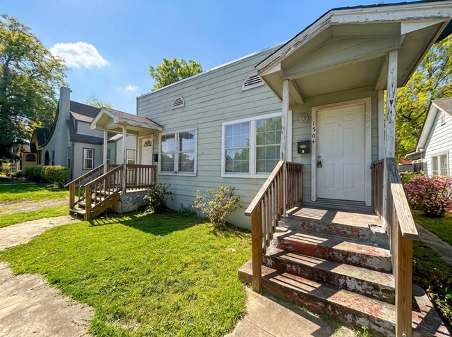 Photo - **APPLICATION RECEIVED** *MOVE IN SPECIAL* Charming Highland Park Duplex — Cozy City Living in th... House