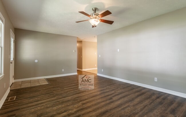 Building Photo - 1008 S Oak Ridge Dr