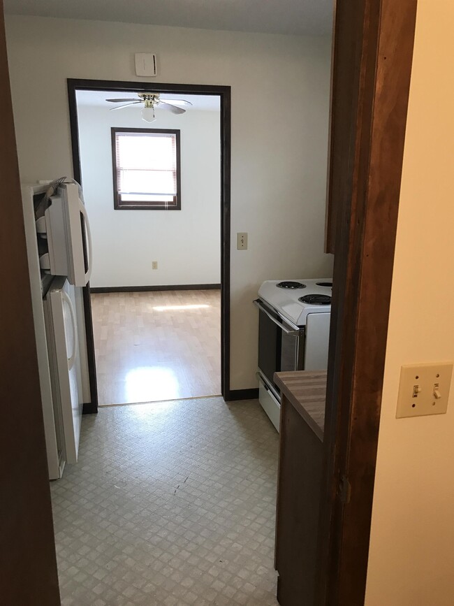 706 W 1st St Unit C, Dixon, IL 61021 Room for Rent in Dixon, IL