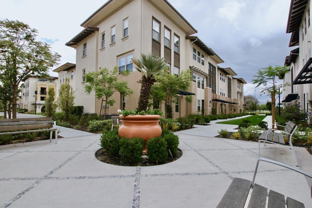 Foto principal - 1082 Goldenstar Pl
