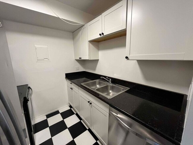 Building Photo - 2118 Pauline Blvd