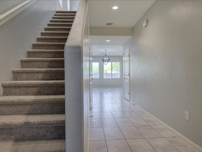 Building Photo - 3 Bedroom 2.5 Bathroom