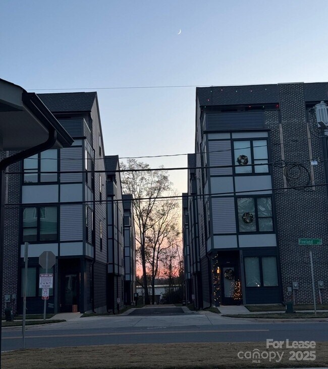 Foto del edificio - 215 Freeland Ln