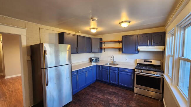 Foto del edificio - 1st MONTH FREE*! Twin home with stainless ...