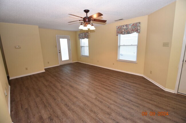 Building Photo - 658 Florence Dr