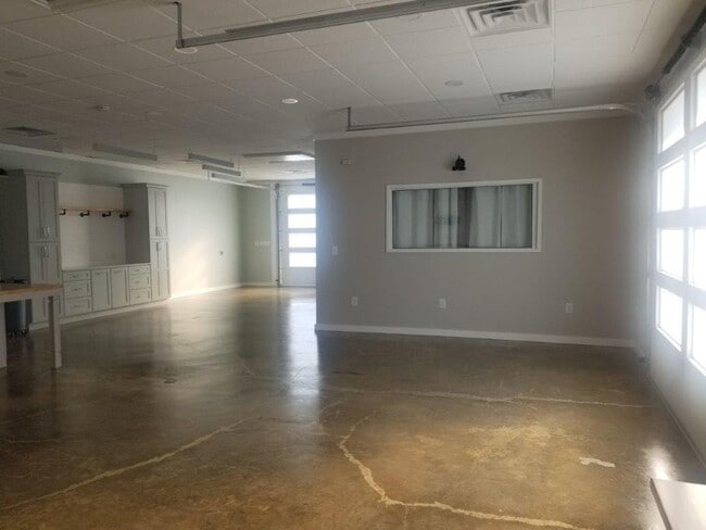 Building Photo - 6047 Wayne Memorial Dr