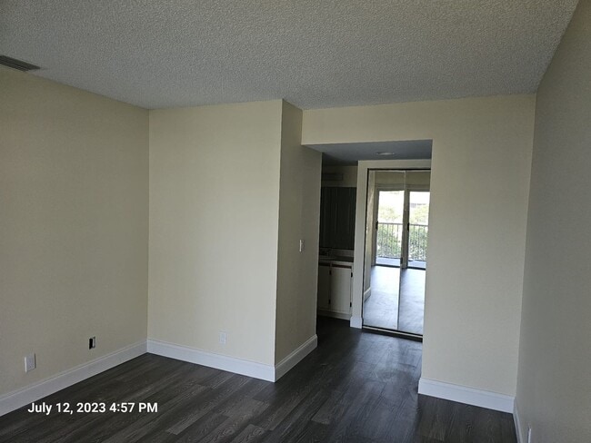 Building Photo - 1554 SE Royal Green Cir