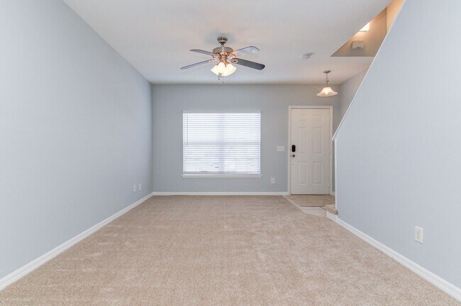 Foto del edificio - MOVE IN BY JULY 30TH and RECEIVE $300 OFF ...