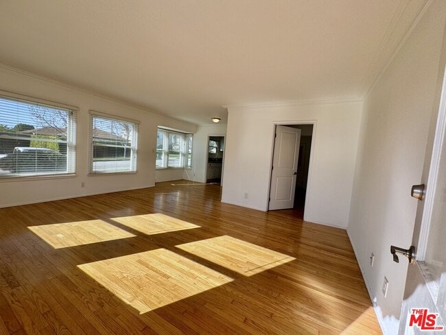 Building Photo - 6122 S Fairfax Ave