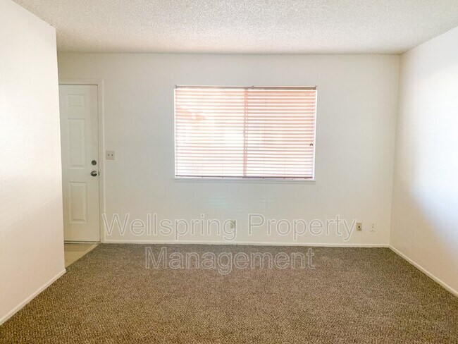 Foto del edificio - 515 E Ridgecrest Blvd
