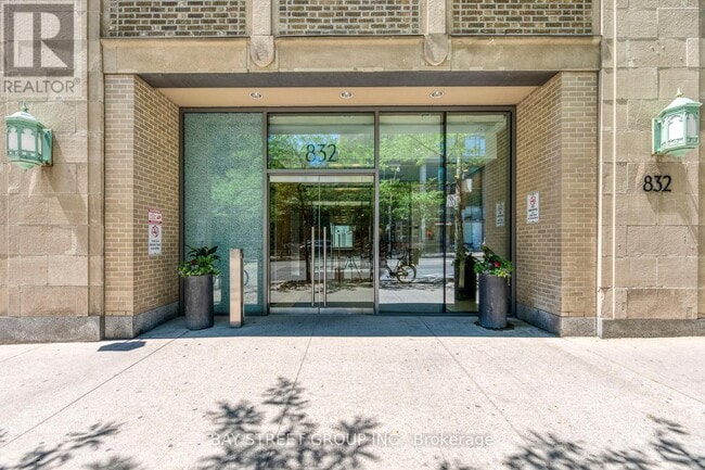 Photo du bâtiment - 832-4832 Bay St.