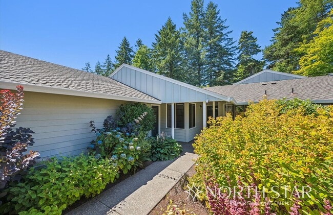 Building Photo - Charming One-Level Duplex in Prime Mt. Par...