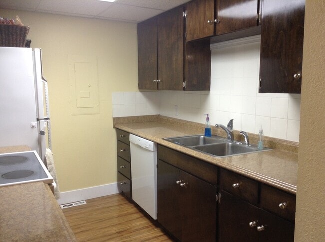 Kitchen - 627 SW Center St